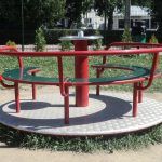 Karuzela na plac zabaw z siedziskami
