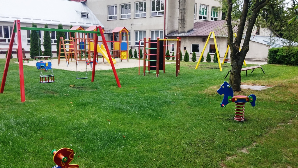 Nawierzchnia trawiasta na placu zabaw
