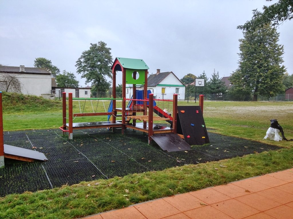 Plac zabaw z bezpieczną nawierzchnią