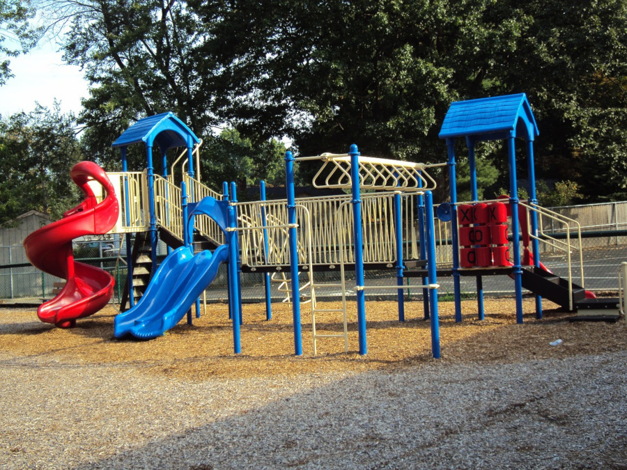 Plastikowy plac zabaw z liczydłami