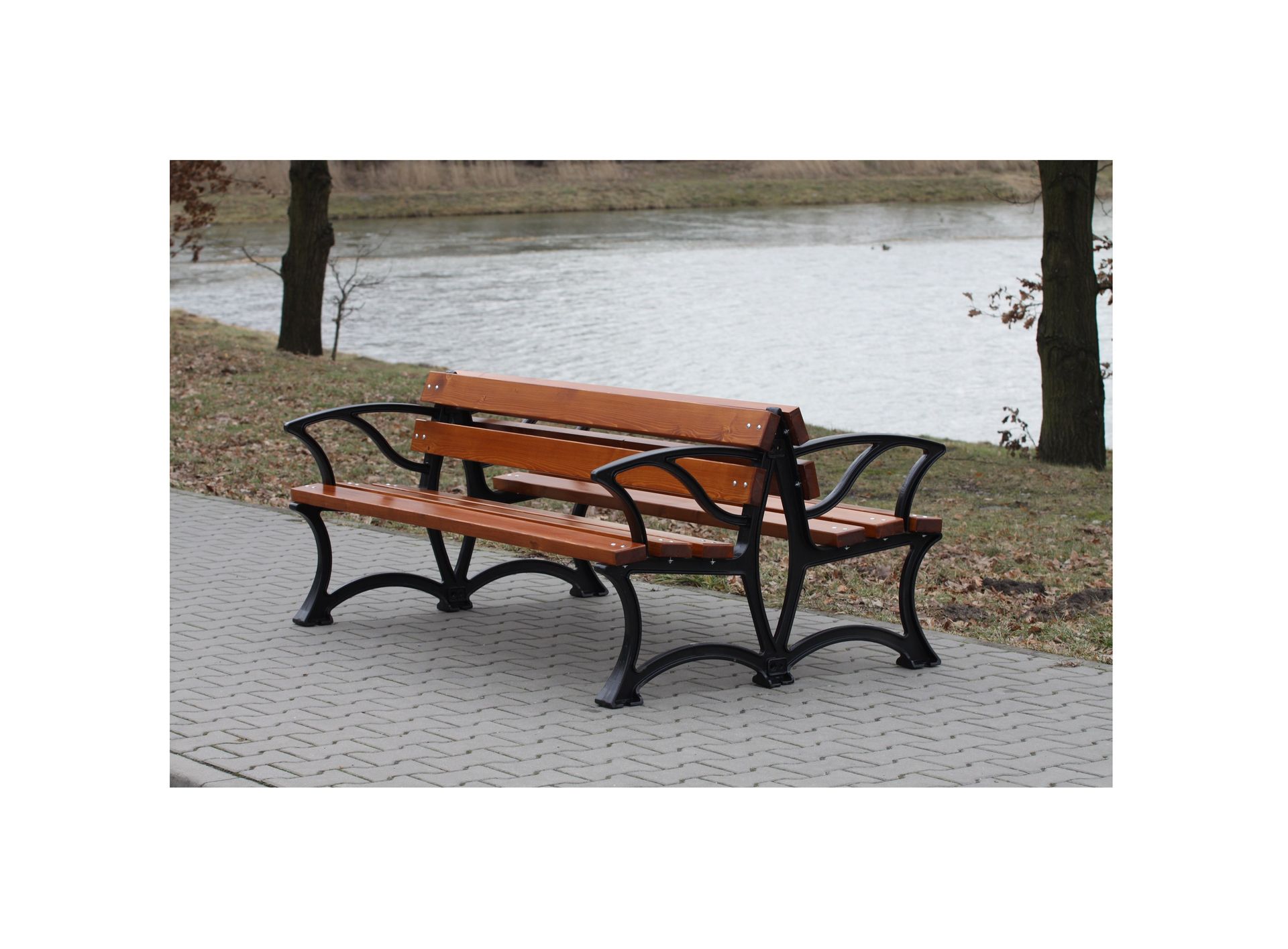 przestrzeń miejska ławka podwójna
