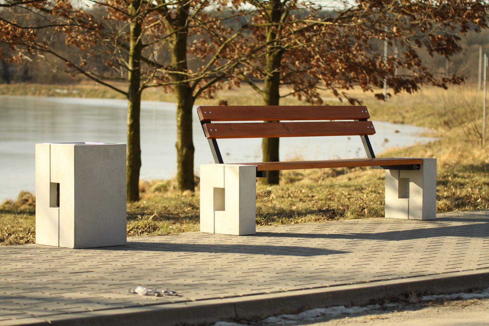 betonowy kosz na śmieci betonowa ławka