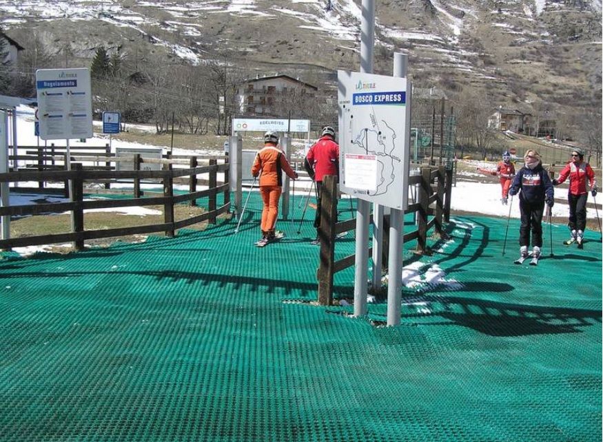 mata przerostowa i zima stok narciarski